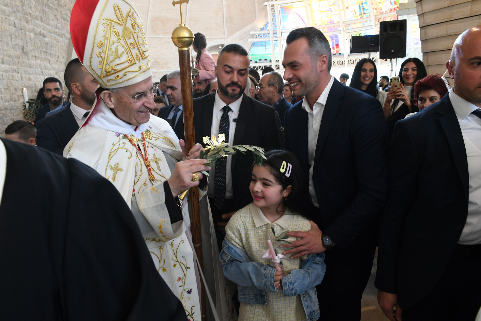 بالصور - زياحات الأطفال في الكنائس ورفع أغصان الزيتون بمناسبة الشعانين